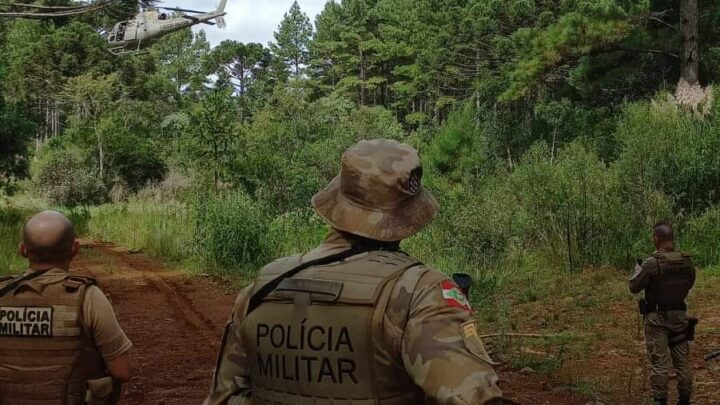 Imagens: homem mata no meio da rua, é perseguido pela PMSC e foge para matagal no Oeste de SC