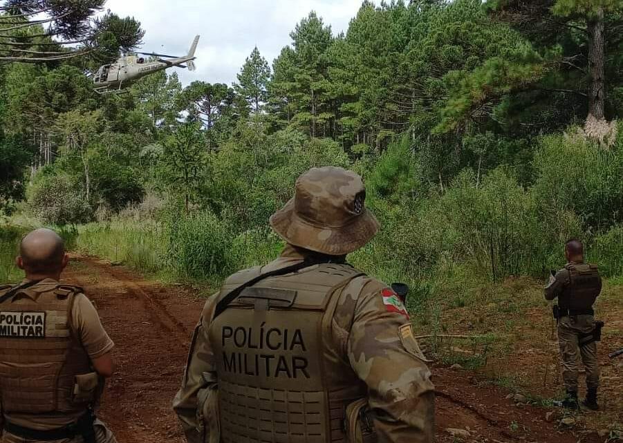 Imagens: homem mata no meio da rua, é perseguido pela PMSC e foge para matagal no Oeste de SC