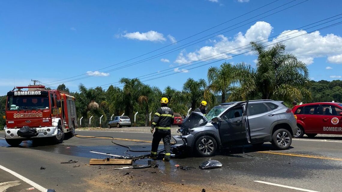 Acidente entre carro e caminhão deixa idoso ferido na SC-135