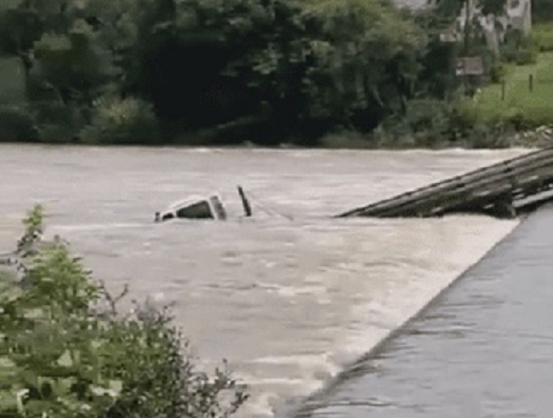 Vídeo: correnteza derruba caminhão na Ponte do Rio Pelotas em São Joaquim