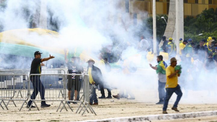 STF decide soltar mais 102 presos por atos em Brasília