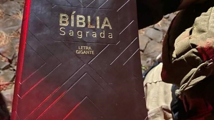 Homem bate em esposa com bíblia, ameaça cortar o rosto com facão e acaba preso no oeste