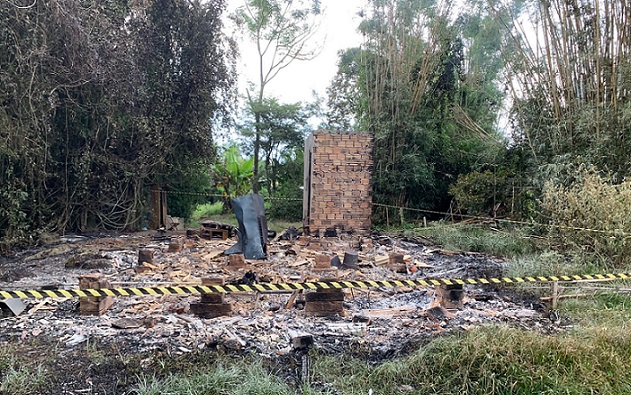 Homem morre carbonizado durante incêndio em casa no Sul de SC