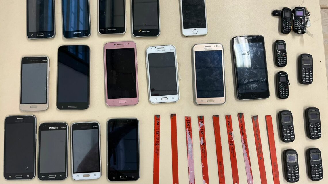 Policiais Penais da Penitenciária Indústrial de Chapecó interceptam 24 celulares e várias serras