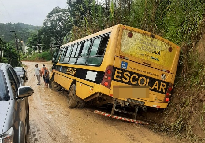 Mais de 20 crianças são retiradas de ônibus escolar após veículo derrapar em via