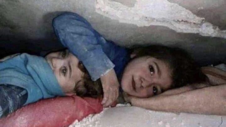 Menina de sete anos fica 17 horas protegendo irmão em escombros após terremoto