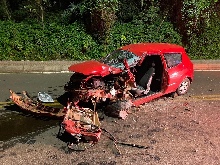 Mulher morre após grave colisão entre carro e dois micro-ônibus em SC