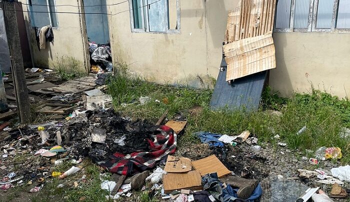 Mãe é presa por maus-tratos após deixar filhos pequenos sem comida e dormindo em meio ao lixo em SC