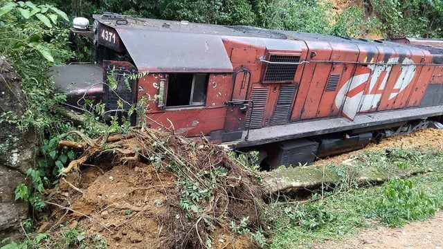 Vídeo: trem descarrila ao ser atingido por deslizamento de terras em SC