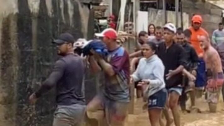 Vídeo: bebês são salvos por “corrente humana” no litoral Norte de SP