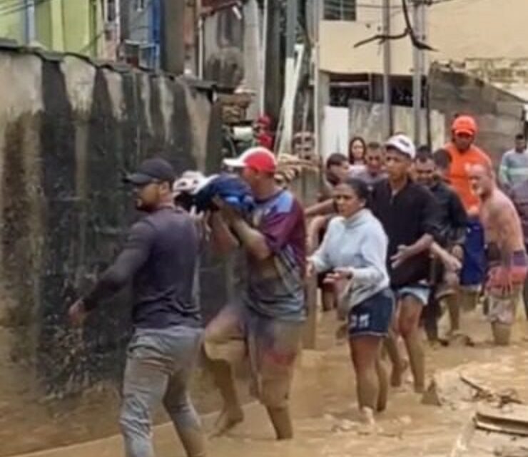 Vídeo: bebês são salvos por “corrente humana” no litoral Norte de SP