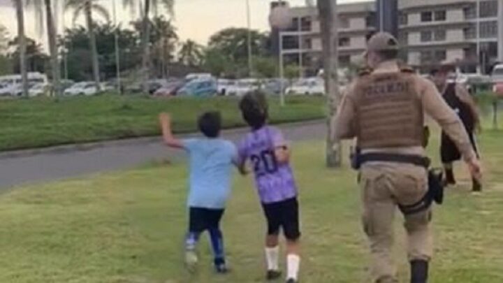 Vídeo: Policial “invade” partida de futebol infantil em SC e cena chama atenção na web