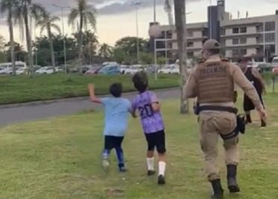 Vídeo: Policial “invade” partida de futebol infantil em SC e cena chama atenção na web