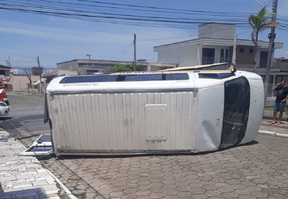 Vídeo: van escolar tomba após colidir com caminhão em SC