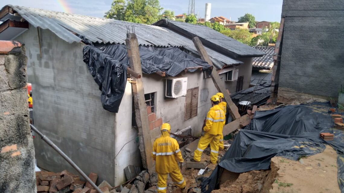 Após deslizamento de terra, muro cai sobre casa e cachorro desaparece em SC