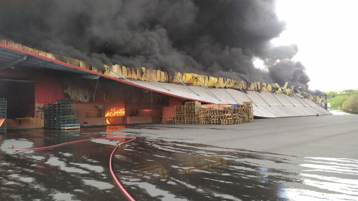 Após quase 24 horas, incêndio em galpão da Fischer é controlado