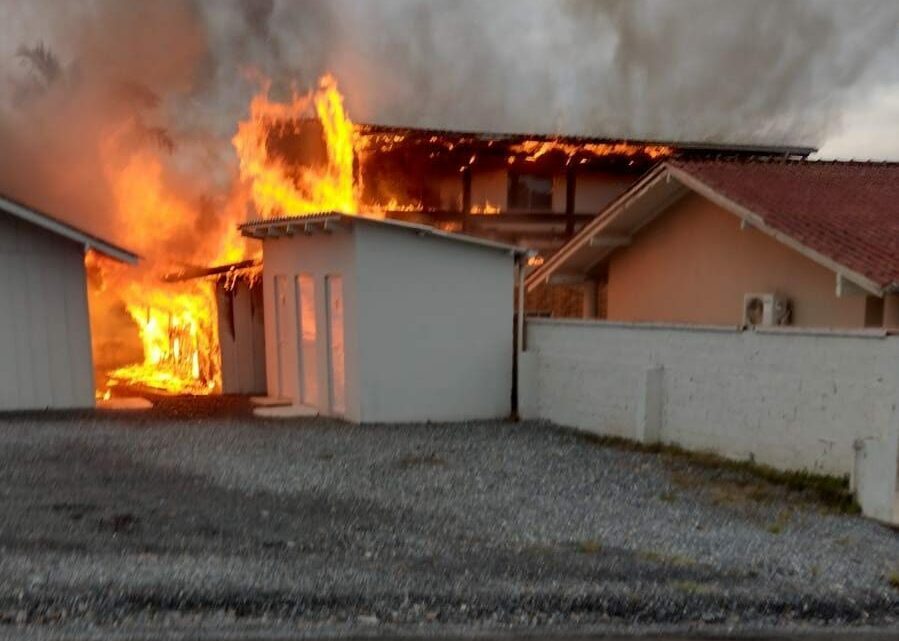 Vídeo: incêndio destrói igreja de madeira em SC