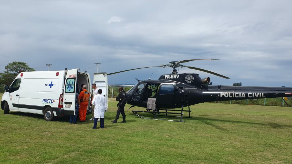 Homem cai de telhado e é levado por helicóptero ao hospital no Oeste