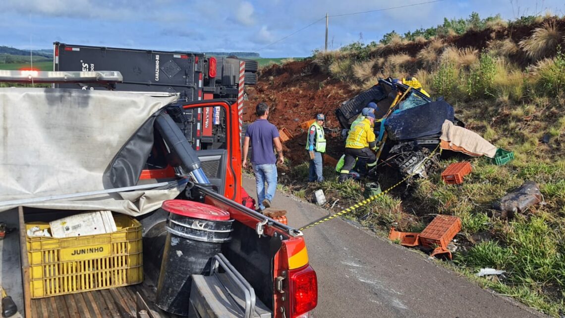 Grave acidente entre carro e carreta deixa idoso morto em SC