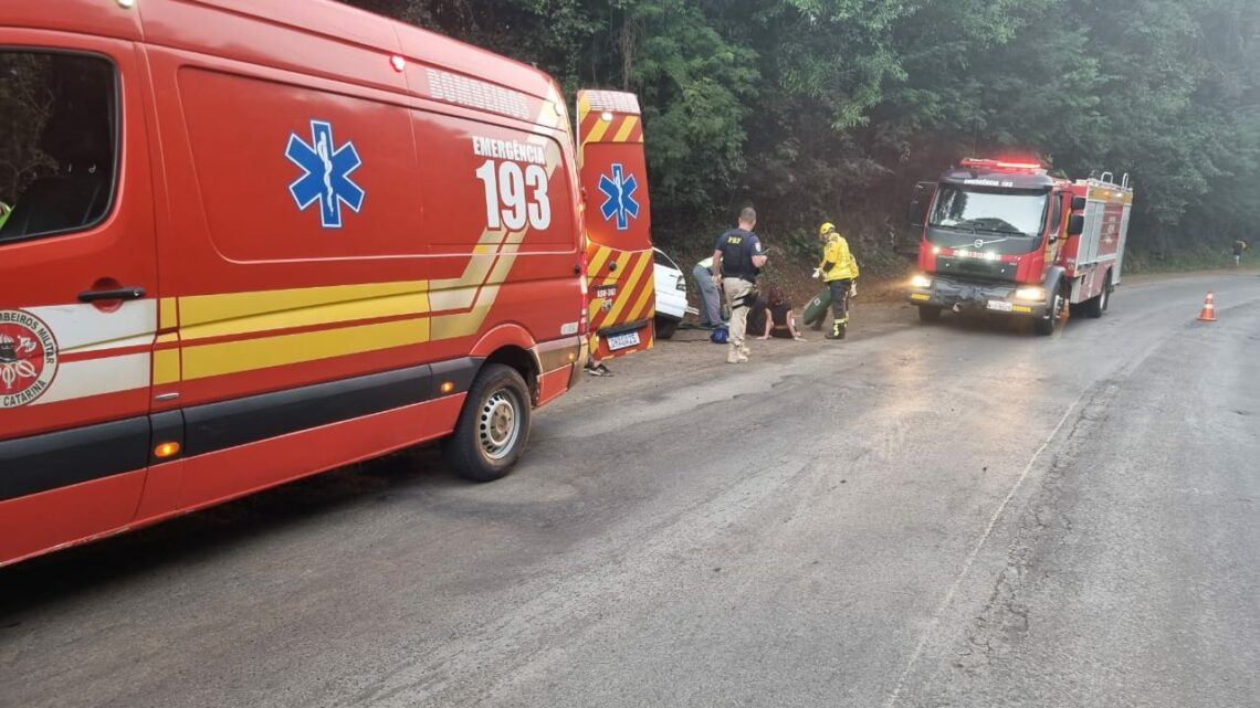 Carro capota em “curva da morte” e ocupantes ficam feridos