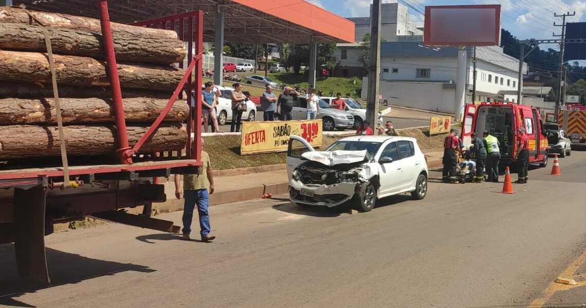 Carro fica destruído após colidir com caminhão carregado de toras na SC-135