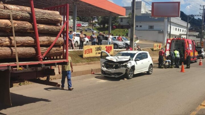 Carro fica destruído após colidir com caminhão carregado de toras na SC-135