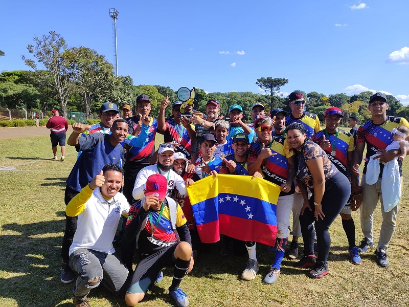 Fundação de Esporte de Chapecó apoia torneio de Softbol entre venezuelanos