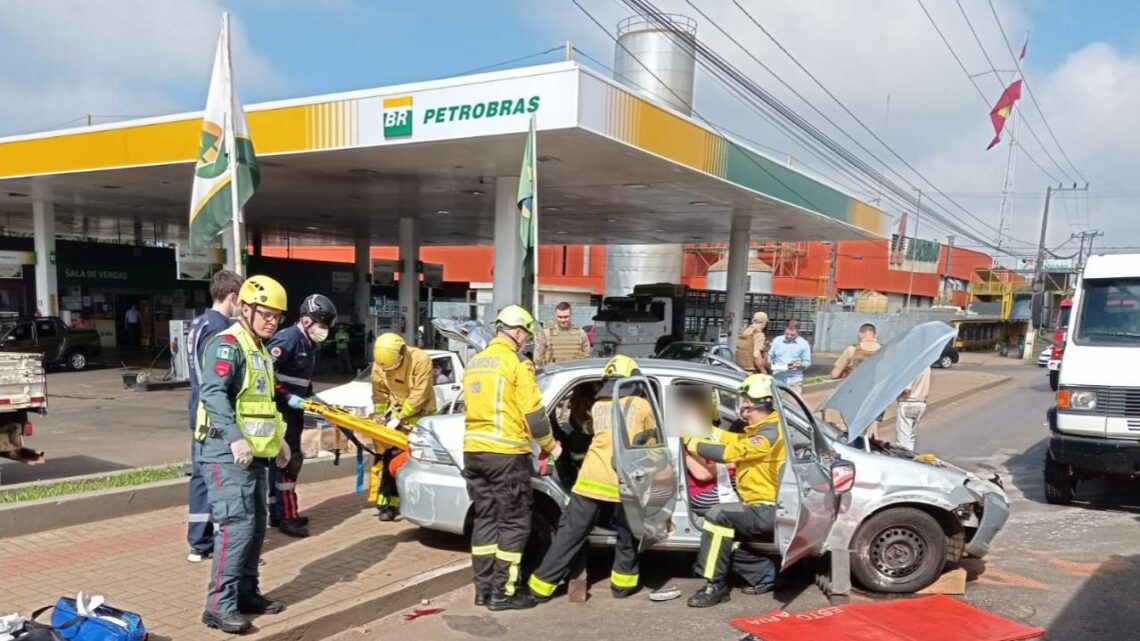 Mulher fica ferida após carro colidir e capotar no Oeste de SC