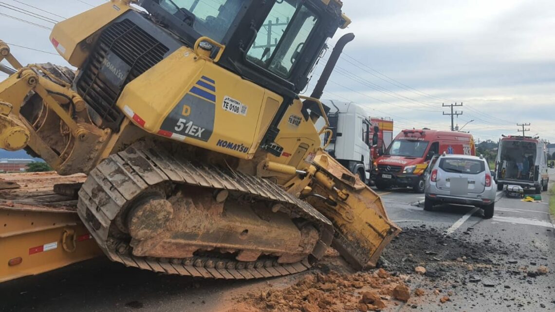 Avô e netos ficam feridos e trator tomba de caminhão em acidente em SC