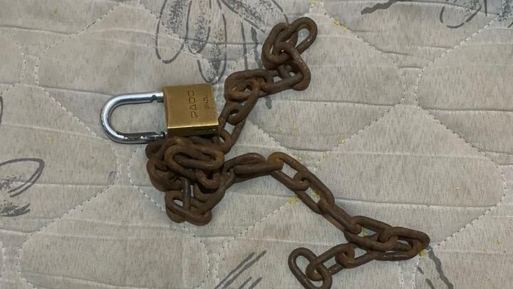 Mãe é presa após acorrentar filha e impedi-la de sair de casa em SC