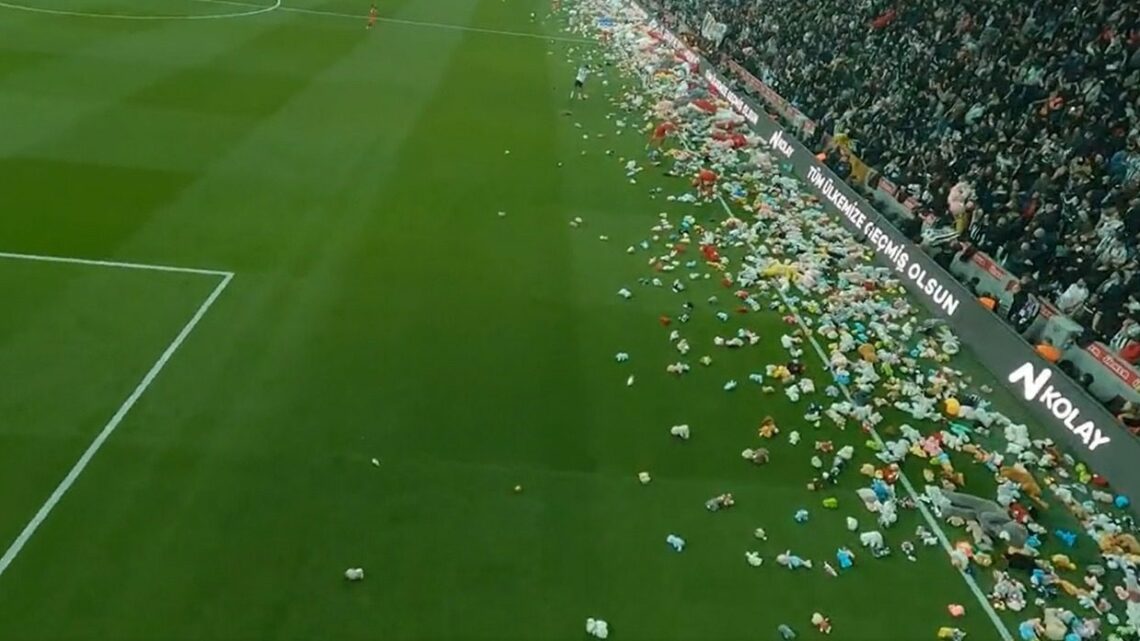 Vídeo: torcida faz ‘chover’ ursinhos de pelúcia em estádio da Turquia