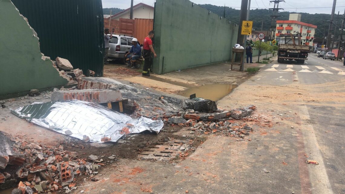 Caminhão derruba muro de escola e homem morre esmagado em SC