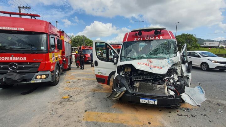 Vídeos: ambulância colide com ônibus e homem fica preso às ferragens na SC-401