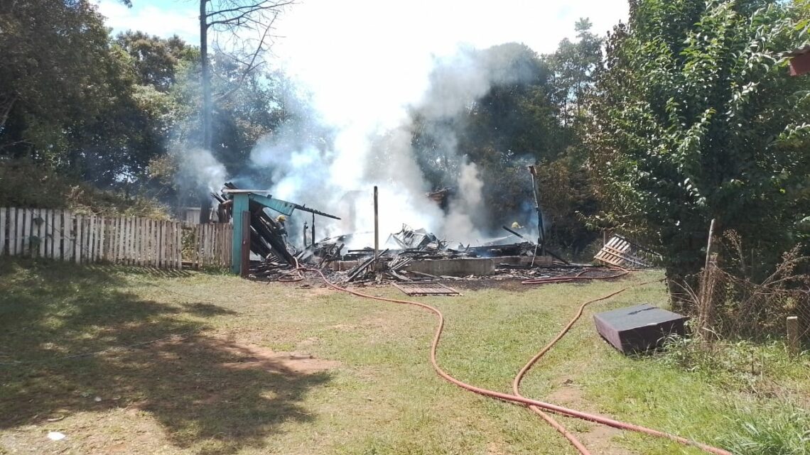 Casa de madeira é tomada pelo fogo e fica destruída em Guatambu