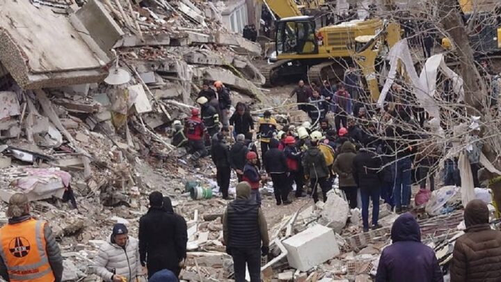 Vídeo e fotos: número de mortos em terremoto na Turquia e na Síria passa de 2.200