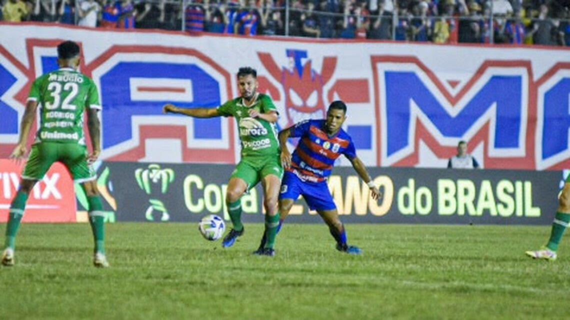 Chapecoense leva gol no fim, perde do Marcílio Dias e está fora da Copa do Brasil