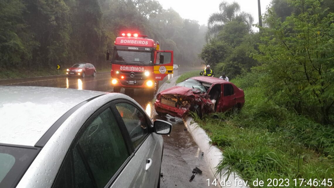 Motorista fica encarcerado após colidir contra caminhão na BR-282