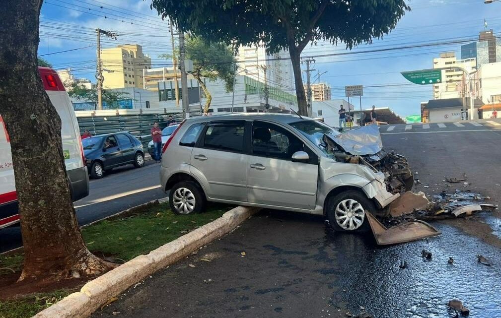 Acidente entre ônibus e carro deixa mulher morta em Chapecó