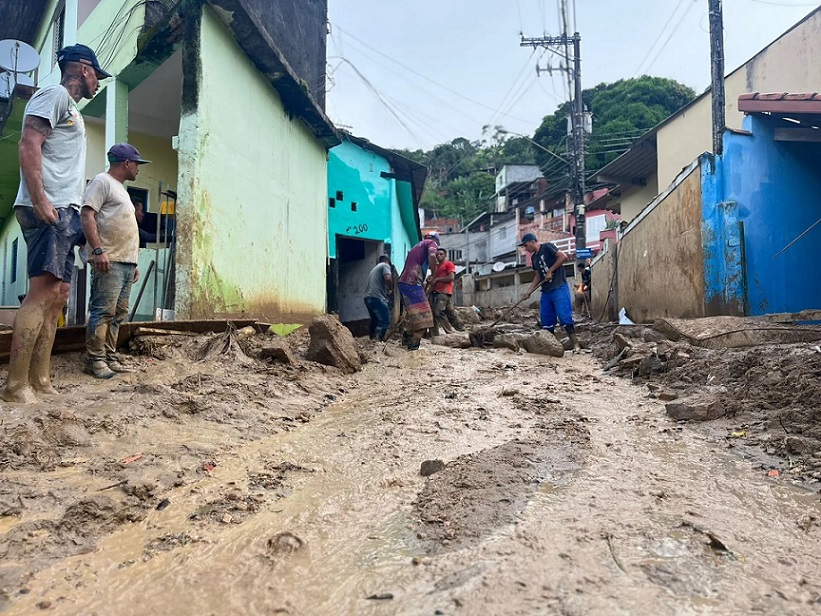 Sobe para 45 o número de vítimas da chuva no Litoral Paulista