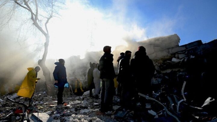 Número de mortes por terremoto na Turquia e Síria supera 6.000