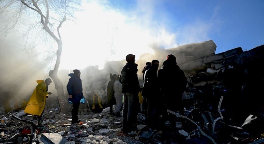 Número de mortes por terremoto na Turquia e Síria supera 6.000