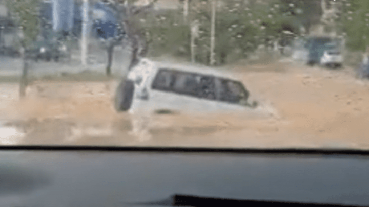Vídeo: cratera “engole” carro após adutora se romper; assista