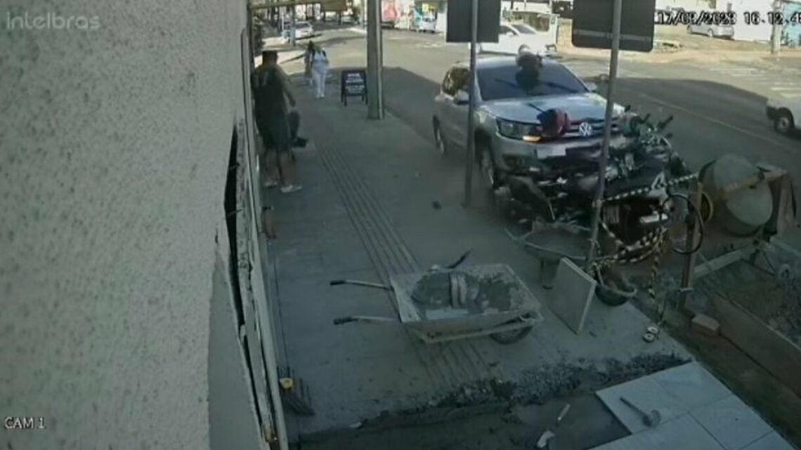 Vídeos: carro desgovernado atropela motos e betoneira e sobe em calçada em SC