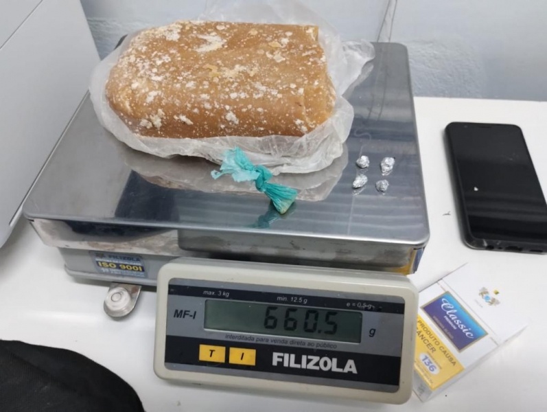 Casal é preso pela Polícia Militar com pedra de crack gigante