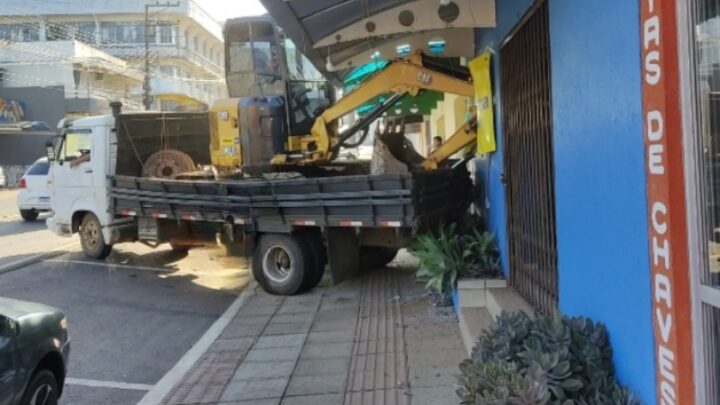 Vídeo: caminhão desgovernado atinge carro e loja agropecuária em Luzerna