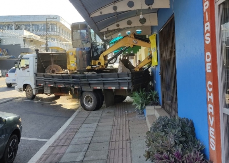 Vídeo: caminhão desgovernado atinge carro e loja agropecuária em Luzerna