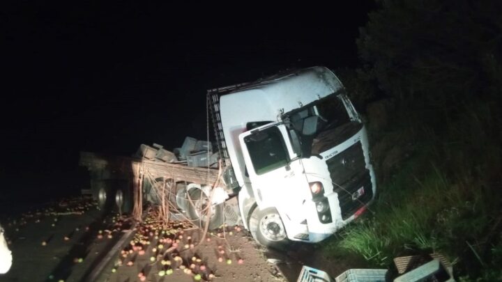 Motorista é ejetado de caminhão após colidir contra barranco