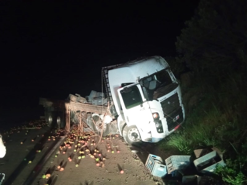 Motorista é ejetado de caminhão após colidir contra barranco