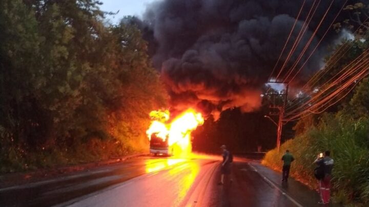 Vídeo: Ônibus pega fogo no Sul de SC