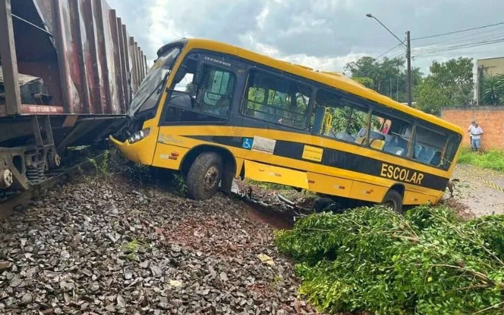 Alunos da Apae morrem em acidente entre trem e ônibus no PR